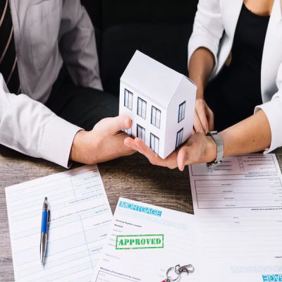 realtor-making-deal-with-customer-office_23-2147764245 realtor-making-deal-with-customer-office_23-2147764245